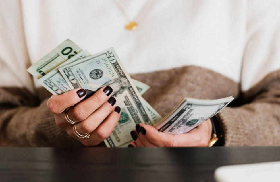 The Quiet Money Habits That Separate Financially Confident People From Everyone Else